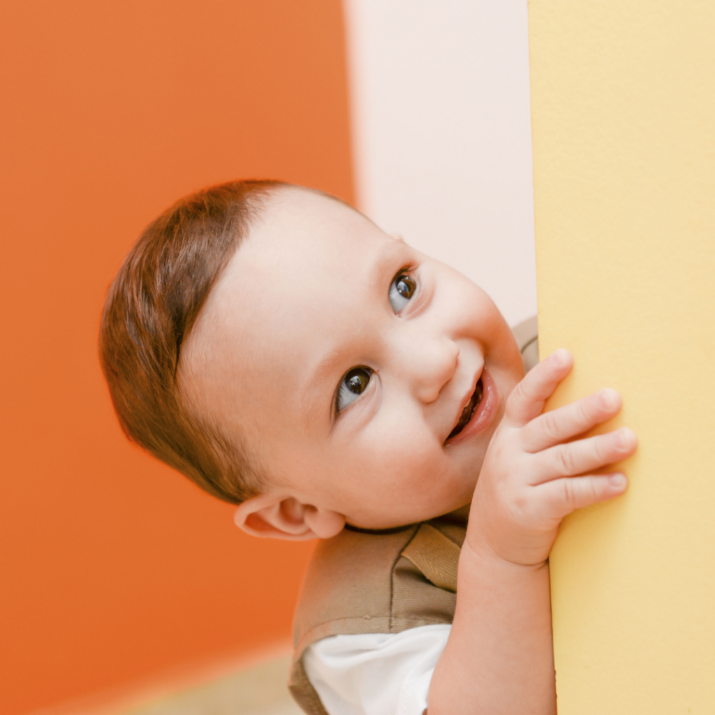 bebe curioso